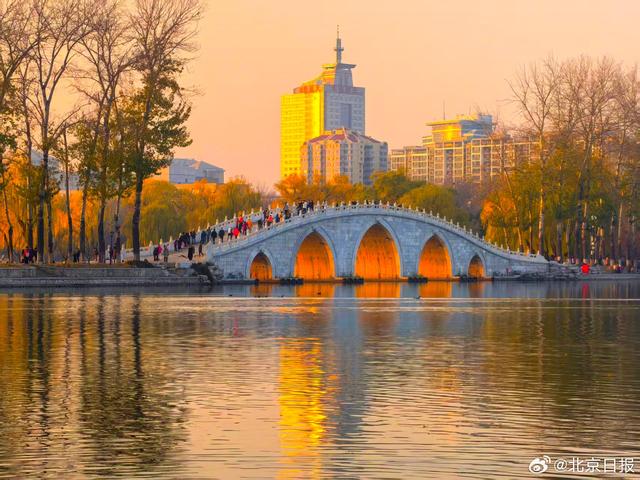 绝美夕阳！北京玉渊潭公园现“金光穿洞”