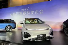 AI智驾不用选装也不付费 小鹏Ai汽车发布会现场贴出和特斯拉对比图图片