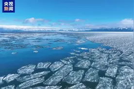 “半湖脂玉半湖蓝”  新疆赛里木湖仿若“蓝冰拼图”图片