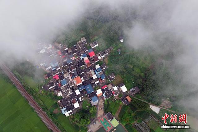 广西来宾九凤山藏天然“福”字 成网红登山打卡地