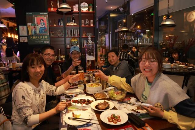 霓虹初上时，看见夜青岛的AB面~