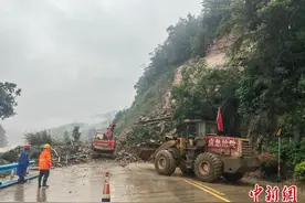 贵州交通部门全力抢通榕江县灾毁公路图片