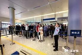 ​葡萄牙等四国免签首日，首批免签国旅客抵甬图片