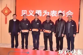 高速服务区内过路旅客遭挟持，他们三人出手救人图片