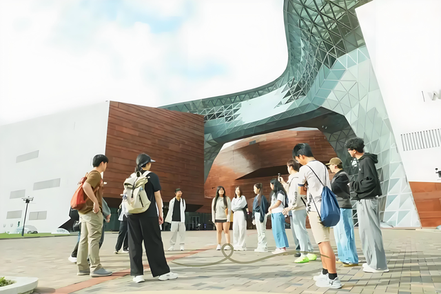 “城市探索家”集结！中外学生闯关7条路线，在行走中读懂多元上海｜新民侨梁