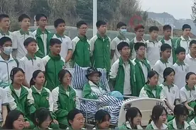 躺病床上拍毕业照男孩病情详情披露，得知离世消息后全体师生悲痛，老师发声图片