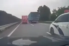 湖北松滋一警车高速上逼停小车，当地最新回应：两民警已停职，正讨论怎么处理图片
