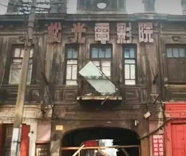 【跟着“红色影视剧”去打卡】光影不朽松光胡同：80年影院锈迹藏风华，50部影视剧钟情的“时光打卡地”