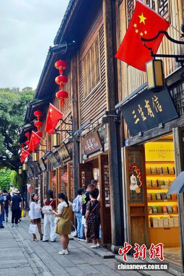 福州古街悬挂五星红旗迎国庆