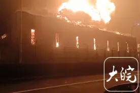 突发！青岛一保税区仓库发生火灾 现场浓烟滚滚图片