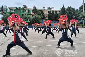 龙泉中学学生“跳起”醒狮操图片