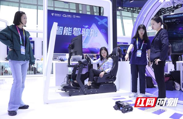 中国电信北斗硬核成果亮相北斗峰会 车路云等创新方案绘就产业应用新图景