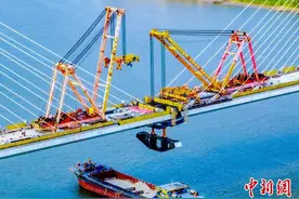 世界最大跨度无砟轨道斜拉桥顺利合龙图片