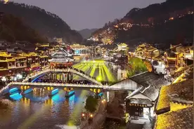 文旅“开门红”丨亮灯！凤凰古城上演“光影盛宴”图片