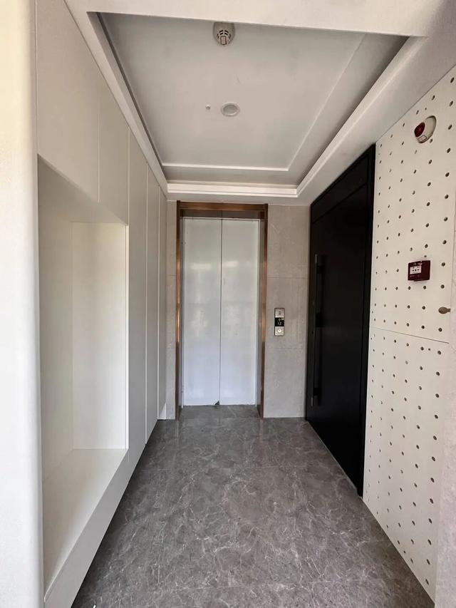 女子爆改公用电梯厅，可以涮火锅看电影？当事人：合同标注可私用！律师提醒