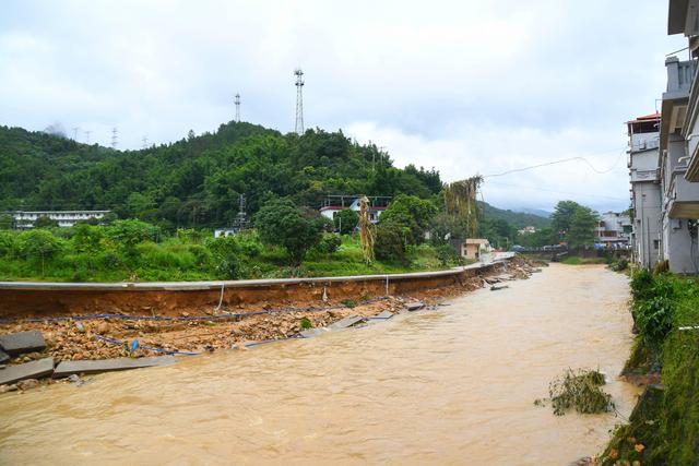 广东清远暴雨灾后现场：洪水退去