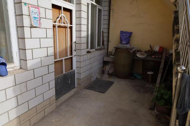 山西“狗咬人被摔死”命案调查：纠纷如何升级，“反杀”是否防卫过度？