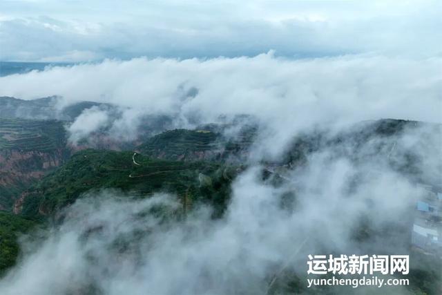雨洗河东千峰翠　云裁运城万缕纱