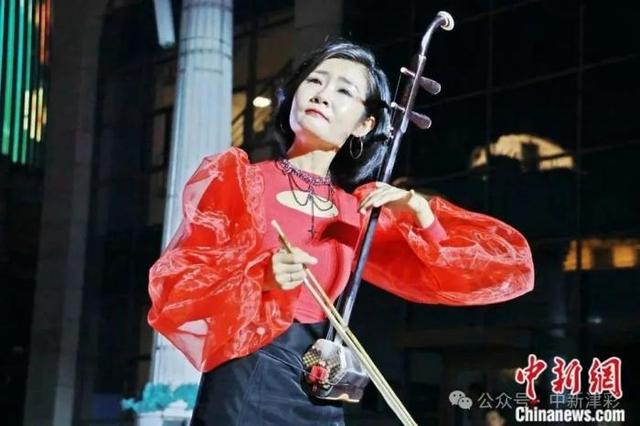 人这一辈子，一定要来天津听一场桥边音乐会！