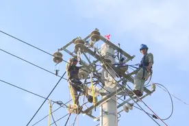 高温下的坚守｜一线电力工人：20米电线杆上的“烤”验图片