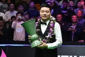 终结5年冠军荒，37岁的丁俊晖感叹：球迷和我都辛苦，还好我们都挺过来了图片