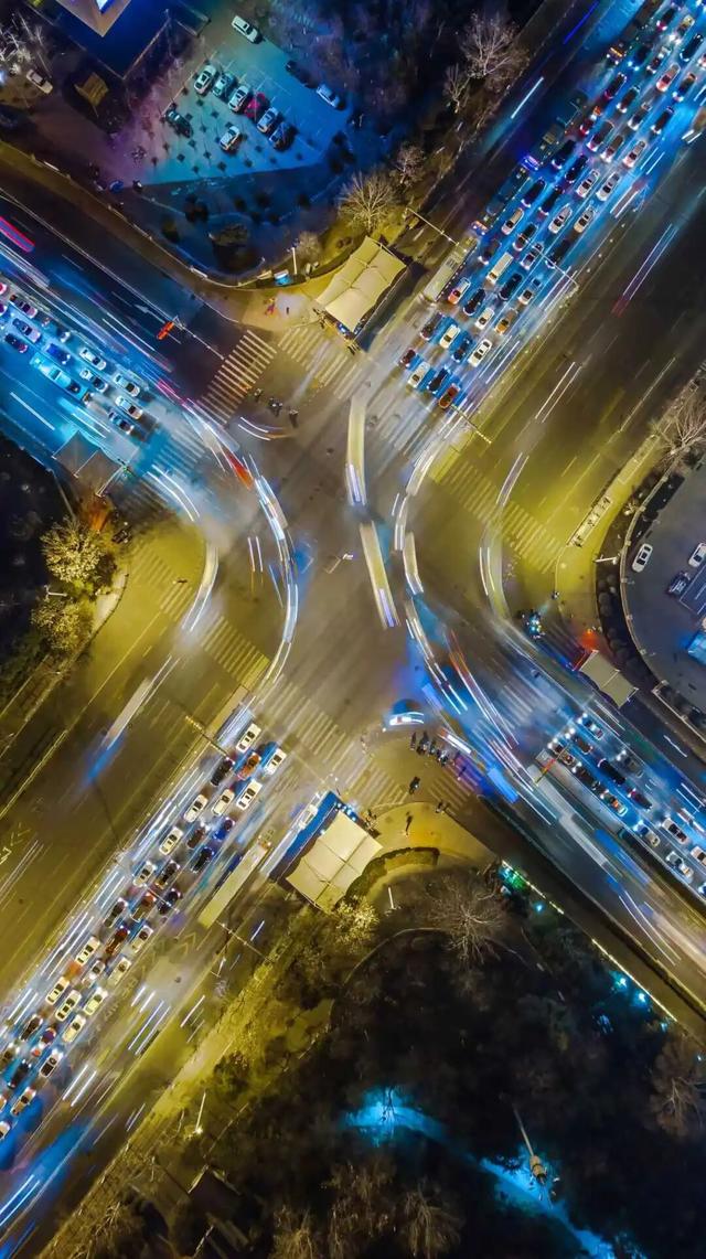 后来我走过了很多路，再没见过经十路那样的路