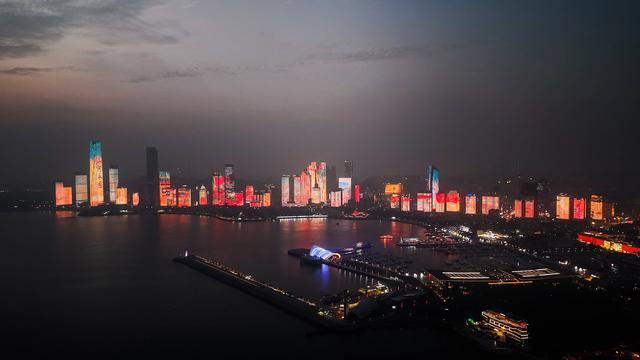 国庆假期，青岛浮山湾“大美中国”主题灯光秀全新点亮