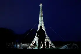 （外代一线）法国木匠造出木制埃菲尔铁塔图片