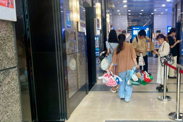 外卖大战背后的帮送员：2.5元一单送上楼，日赚250元
