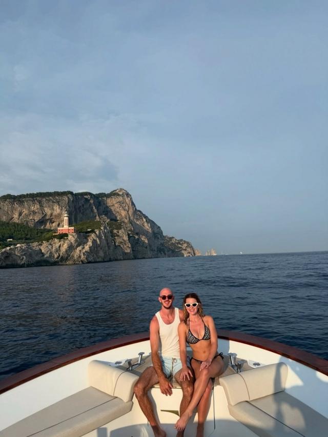 这就是女生想要的蜜月旅行！卡鲁索妻子晒蜜月照：欧洲各国游玩