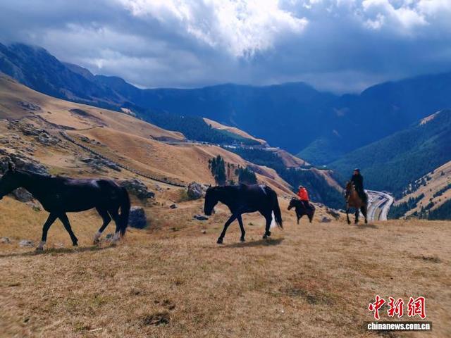 雨后新疆果子沟景区犹如水墨画