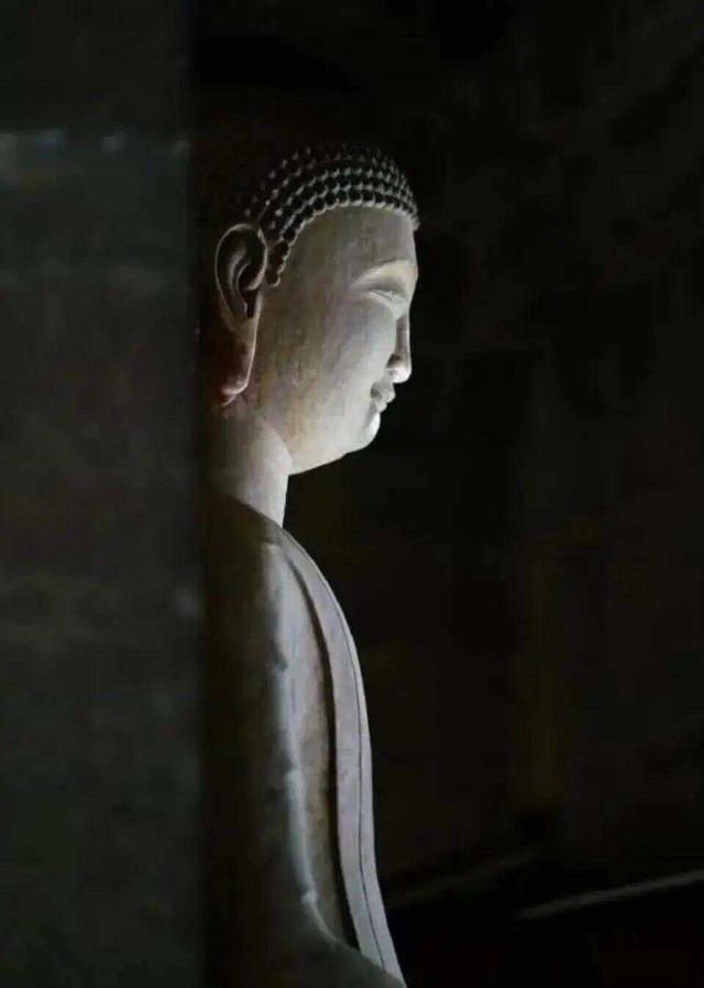 千年佛像脸上，刻着半世纪前的“到此一游”！四门塔之痛叩问文明旅游之困丨鱼眼·探问