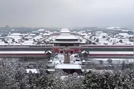 周一闭馆，市民“组团”到景山远眺雪中故宫视频封面