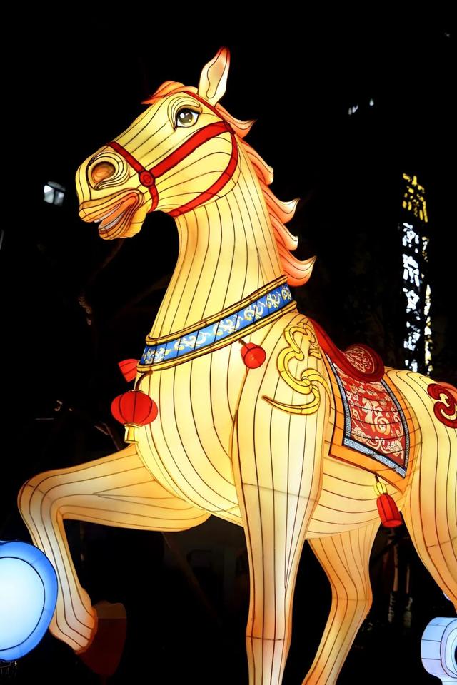 熙南里灯组已上线！马！住！了！