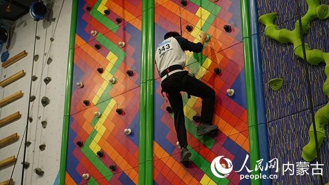 2025年内蒙古“草原之巅·岩跃青城”大众攀岩挑战赛在呼和浩特举行
