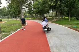 丽泽滨水文化公园电动车穿行，游园市民直呼危险图片