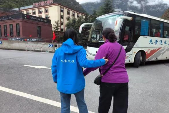 九寨沟县2025年“国庆·中秋”黄金周旅游市场持续火爆 旅游接待再创新高