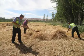 阿图什交警护航 “三夏”情系民生图片