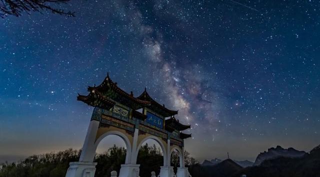 秋日雨后赴山间，为的就是这组云海大片