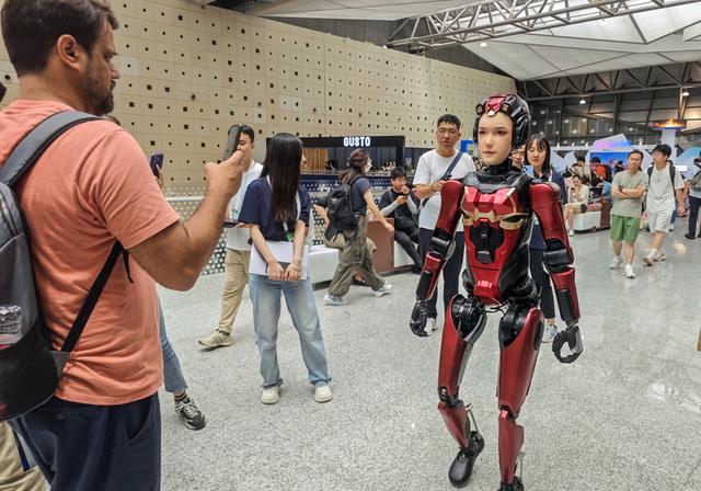 机器人“霸屏”！来世界人工智能大会围观未来