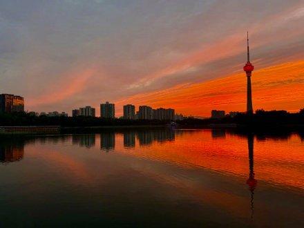 北京现绝美火烧云 市民打卡定格美景