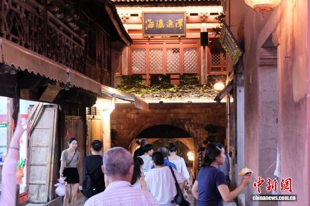 浙江石浦渔港古城：渔灯璀璨吸引游客