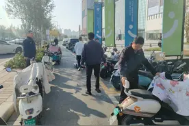 开展路内停车泊位整治活动  规范停车秩序图片