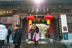 临沂：天气回暖 王羲之故居游人络绎不绝图片