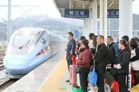 重整行囊再出发 春节返程载满爱图片