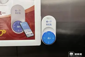 电梯里“长”满了“碰一下 抢红包”设备，市民：真的能安全领红包吗？图片