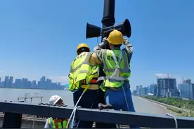 外卖小哥骑上杭州这座跨江大桥高架快速路，大桥马上“讲话”图片