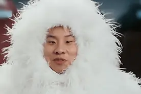 有人代言羽绒服，有人代言羽绒！徐志胜“毛毛装”引热议！网友：又整活了图片