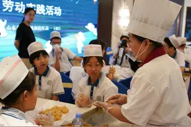 高中新生开展“亲手作月饼传承传统文化” 迎中秋社会实践活动图片