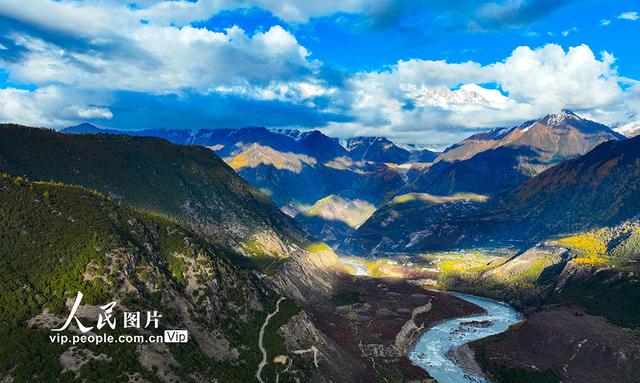 西藏林县：雅鲁藏布大峡谷秋景壮美